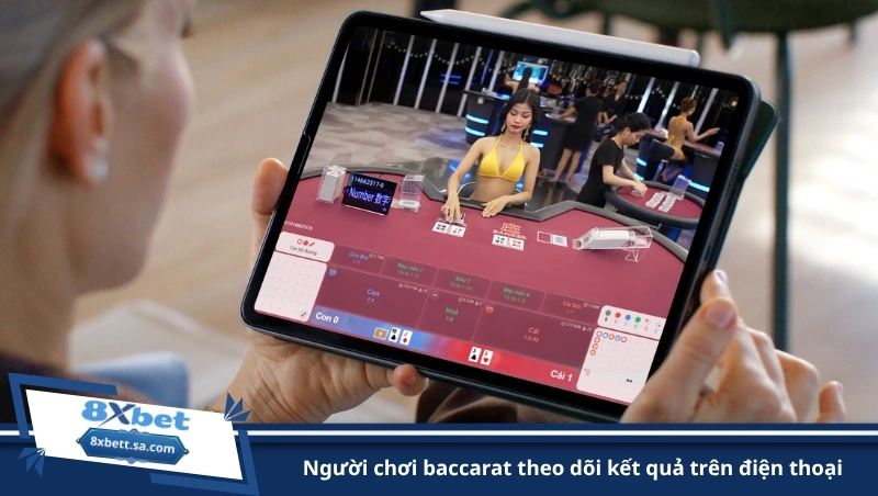 người chơi baccarat theo dõi kết quả trên điện thoại